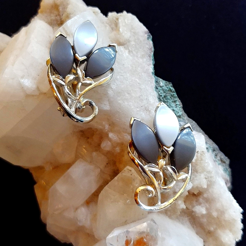 Vintage 1950s Thermoset Silvertone Black & Grey Leaf Earrings